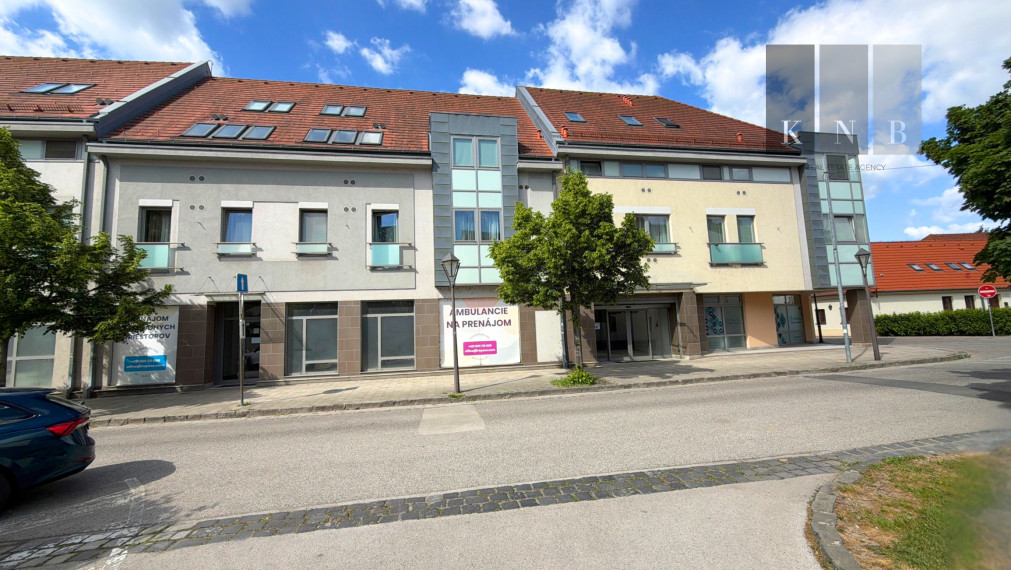Prenájom prízemných obchodných priestorov od 55 m² do 1330 m² priamo v historickom centre mesta Trnava