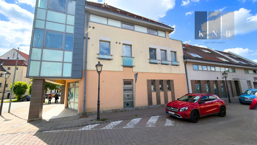 Prenájom prízemných obchodných priestorov od 55 m² do 1330 m² priamo v historickom centre mesta Trnava