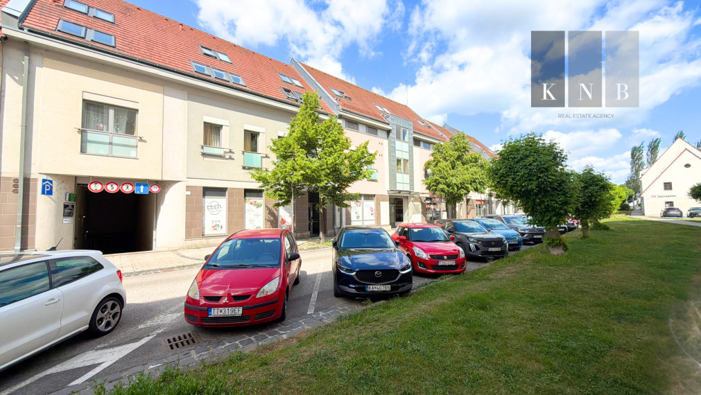 Prenájom prízemných obchodných priestorov od 55 m² do 1330 m² priamo v historickom centre mesta Trnava