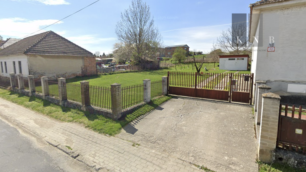 Pozemok 4 637 m² na predaj vhodný na výstavbu bytov alebo rodinných domov v obci Veľké Ripňany, časť Behynce