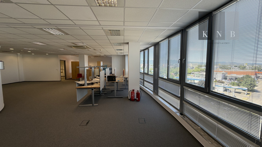 Prenájom samostatného kancelárskeho traktu 176 m² na Rožňavskej ulici v meste Bratislava