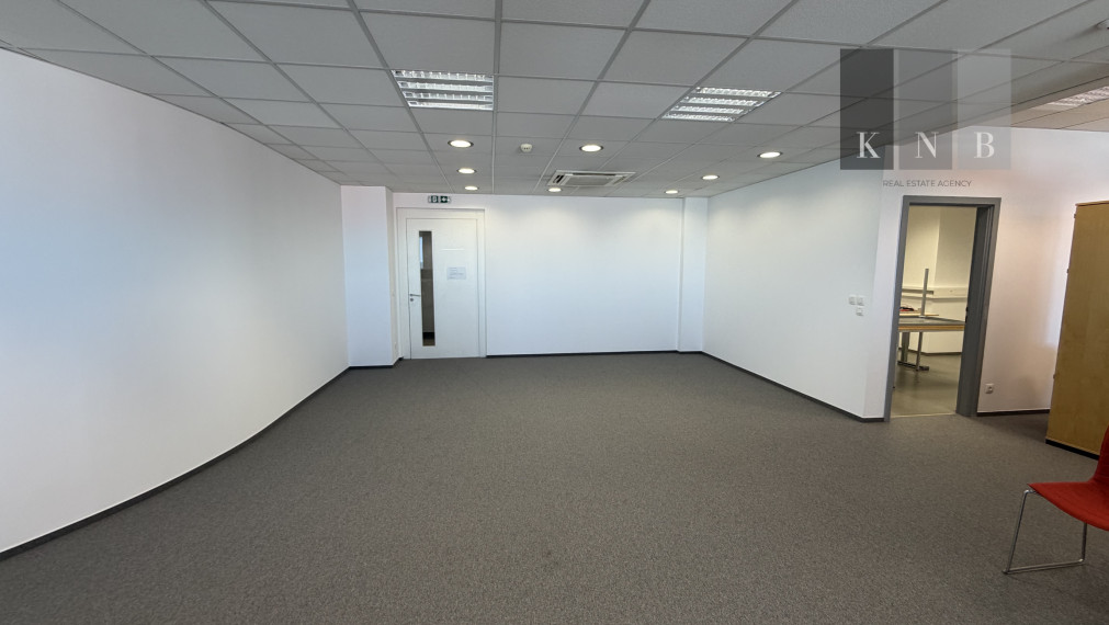 Prenájom samostatného kancelárskeho traktu 176 m² na Rožňavskej ulici v meste Bratislava