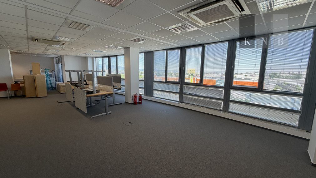 Prenájom samostatného kancelárskeho traktu 176 m² na Rožňavskej ulici v meste Bratislava
