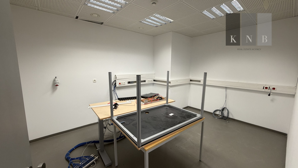 Prenájom samostatného kancelárskeho traktu 176 m² na Rožňavskej ulici v meste Bratislava