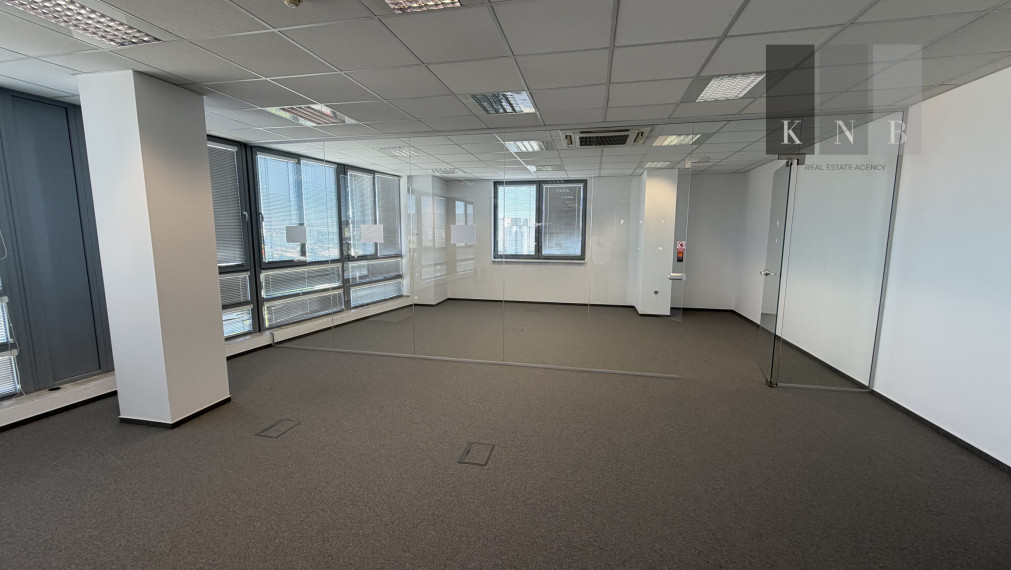 Prenájom samostatného kancelárskeho traktu 176 m² na Rožňavskej ulici v meste Bratislava