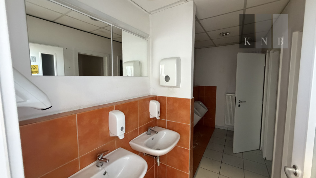 Prenájom samostatného kancelárskeho traktu 176 m² na Rožňavskej ulici v meste Bratislava
