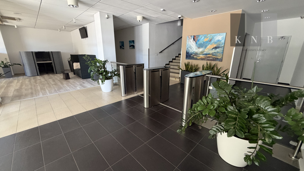 Prenájom samostatného kancelárskeho traktu 176 m² na Rožňavskej ulici v meste Bratislava