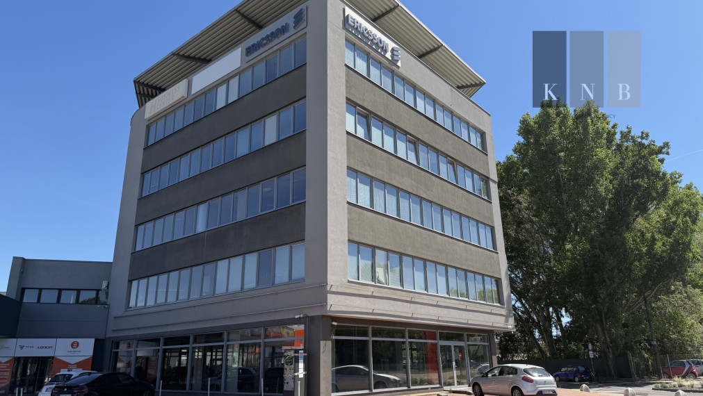 Prenájom samostatného kancelárskeho traktu 594,7 m² na Rožňavskej ulici v meste Bratislava