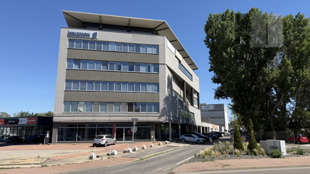 Prenájom samostatného kancelárskeho traktu 594,7 m² na Rožňavskej ulici v meste Bratislava