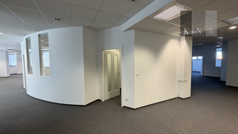 Prenájom samostatného kancelárskeho traktu 594,7 m² na Rožňavskej ulici v meste Bratislava