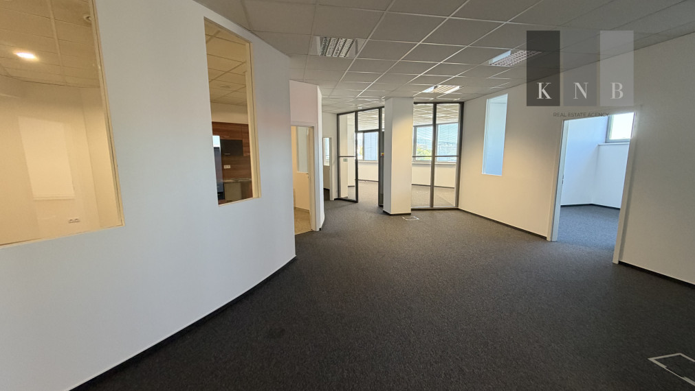 Prenájom samostatného kancelárskeho traktu 594,7 m² na Rožňavskej ulici v meste Bratislava