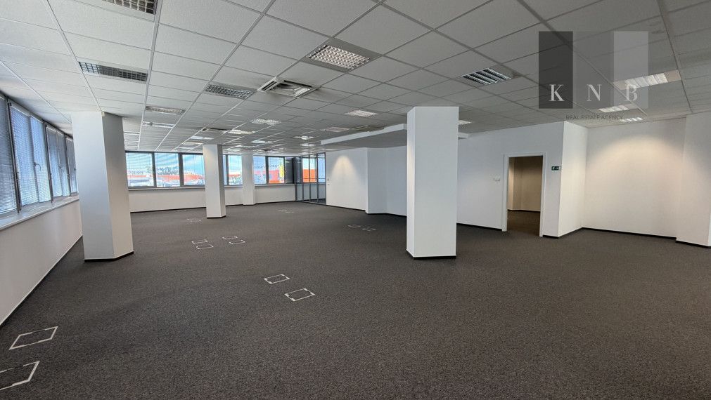 Prenájom samostatného kancelárskeho traktu 594,7 m² na Rožňavskej ulici v meste Bratislava