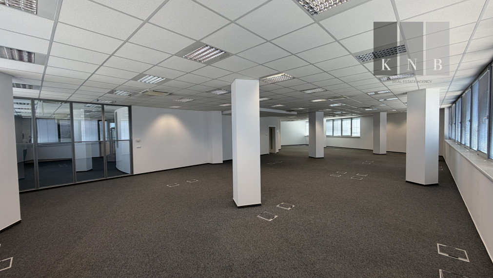 Prenájom samostatného kancelárskeho traktu 594,7 m² na Rožňavskej ulici v meste Bratislava