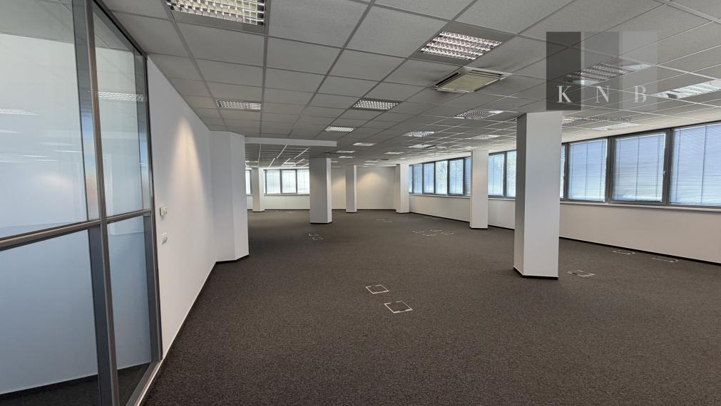 Prenájom samostatného kancelárskeho traktu 594,7 m² na Rožňavskej ulici v meste Bratislava