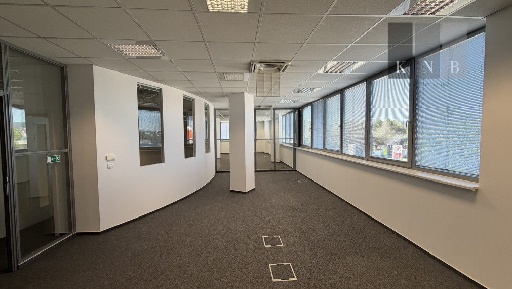 Prenájom samostatného kancelárskeho traktu 594,7 m² na Rožňavskej ulici v meste Bratislava