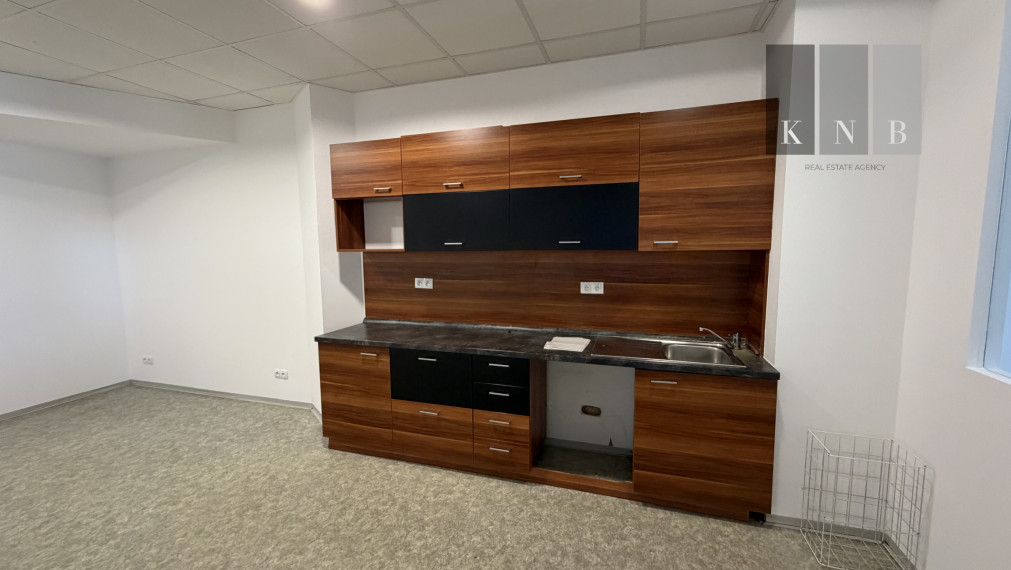 Prenájom samostatného kancelárskeho traktu 594,7 m² na Rožňavskej ulici v meste Bratislava
