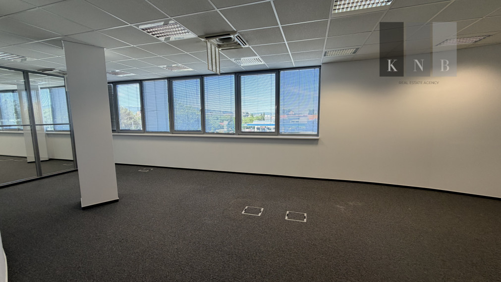 Prenájom samostatného kancelárskeho traktu 594,7 m² na Rožňavskej ulici v meste Bratislava
