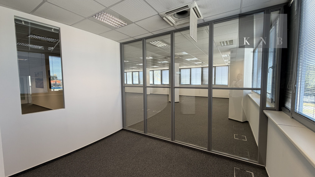 Prenájom samostatného kancelárskeho traktu 594,7 m² na Rožňavskej ulici v meste Bratislava