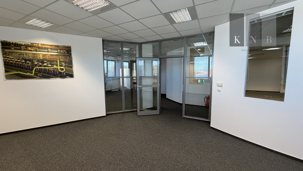 Prenájom samostatného kancelárskeho traktu 594,7 m² na Rožňavskej ulici v meste Bratislava