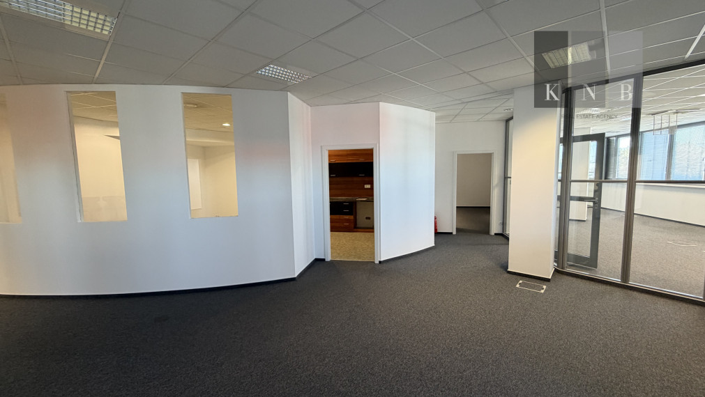 Prenájom samostatného kancelárskeho traktu 594,7 m² na Rožňavskej ulici v meste Bratislava