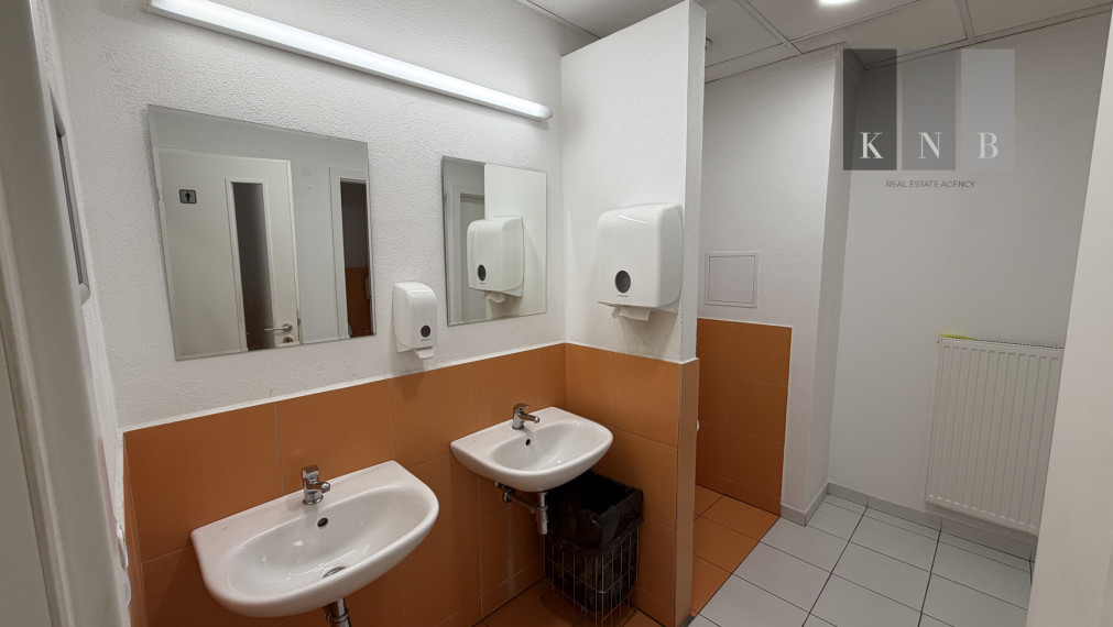 Prenájom samostatného kancelárskeho traktu 594,7 m² na Rožňavskej ulici v meste Bratislava