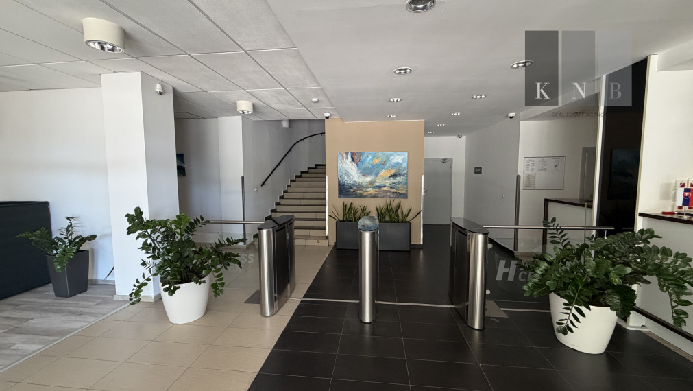 Prenájom samostatného kancelárskeho traktu 594,7 m² na Rožňavskej ulici v meste Bratislava