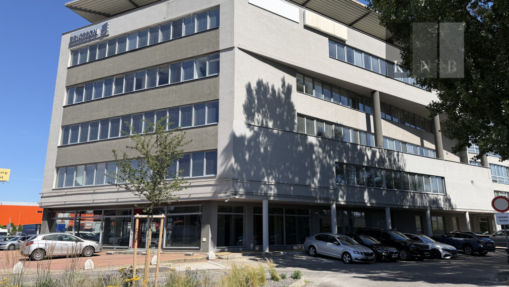 Prenájom samostatného kancelárskeho traktu 173,6 m² na Rožňavskej ulici v meste Bratislava