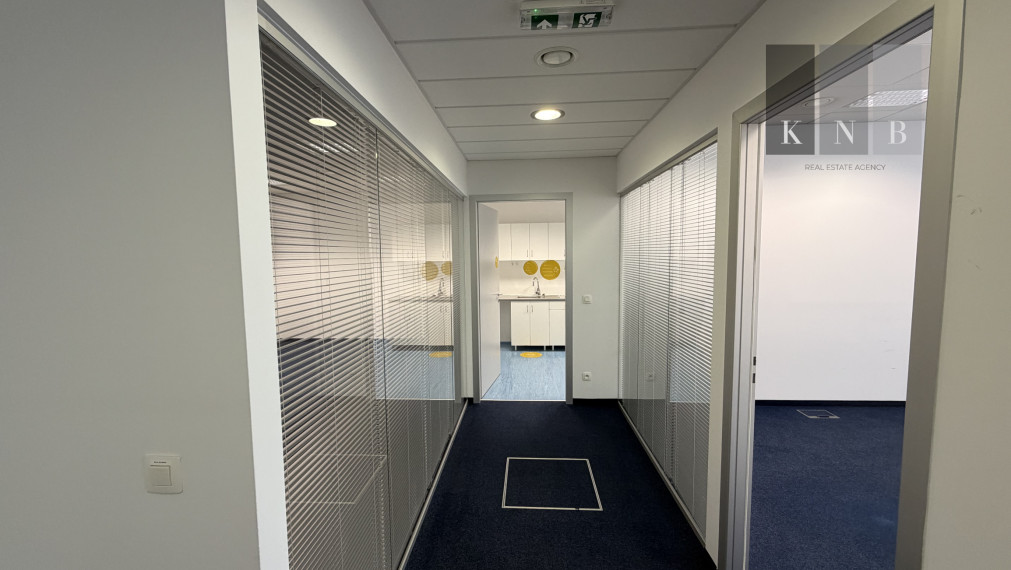 Prenájom samostatného kancelárskeho traktu 173,6 m² na Rožňavskej ulici v meste Bratislava