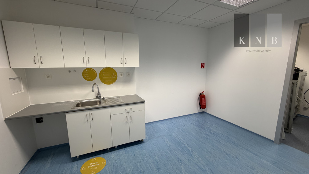 Prenájom samostatného kancelárskeho traktu 173,6 m² na Rožňavskej ulici v meste Bratislava