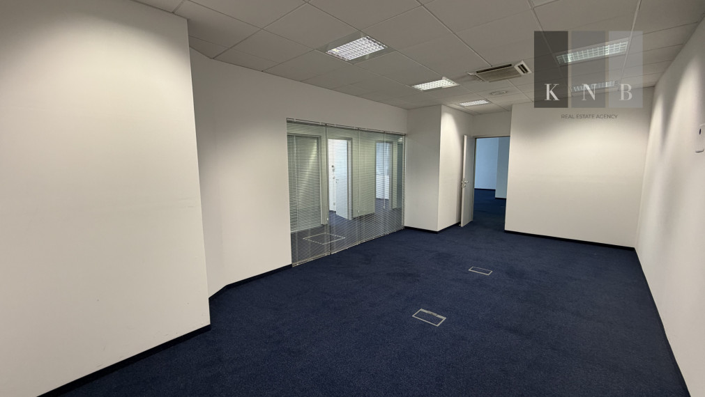 Prenájom samostatného kancelárskeho traktu 173,6 m² na Rožňavskej ulici v meste Bratislava