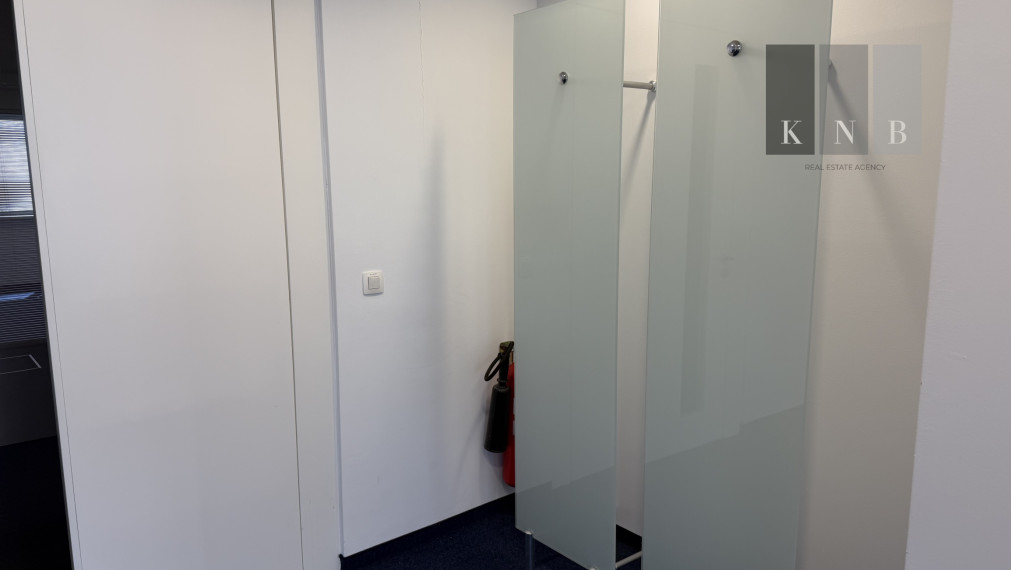 Prenájom samostatného kancelárskeho traktu 173,6 m² na Rožňavskej ulici v meste Bratislava
