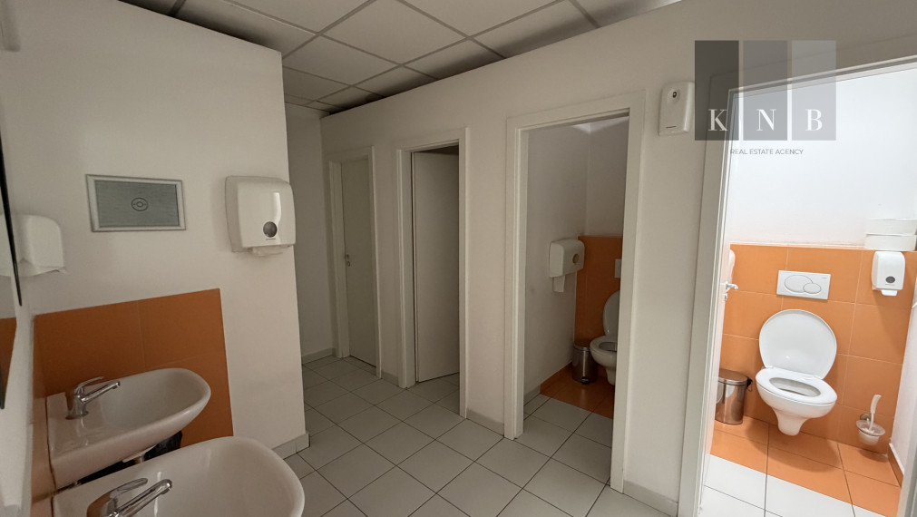 Prenájom samostatného kancelárskeho traktu 173,6 m² na Rožňavskej ulici v meste Bratislava