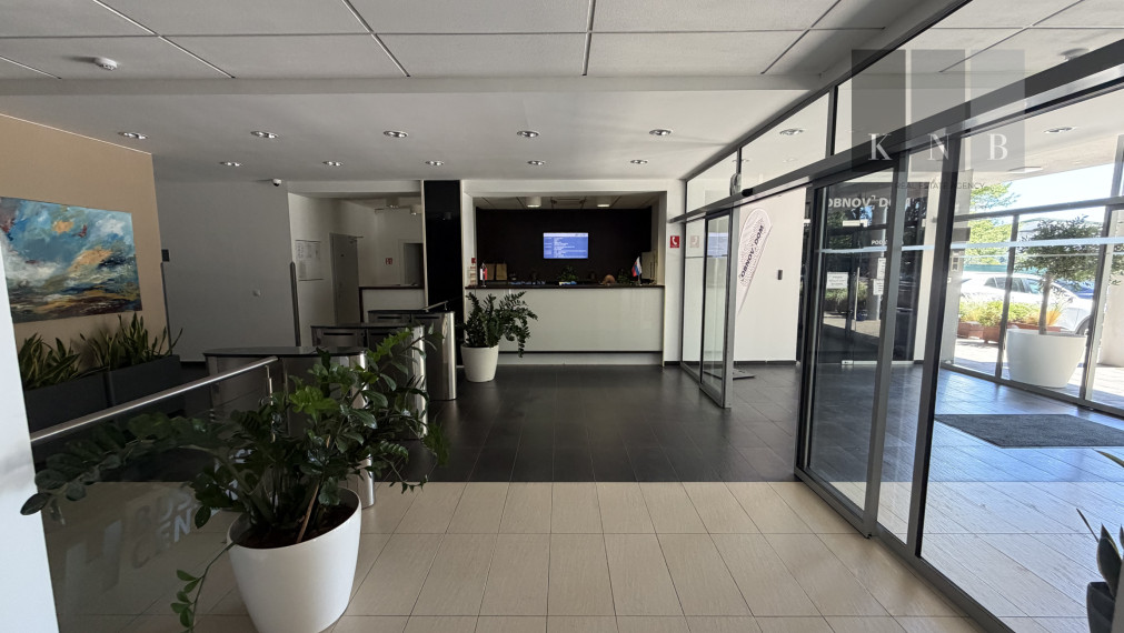 Prenájom samostatného kancelárskeho traktu 173,6 m² na Rožňavskej ulici v meste Bratislava