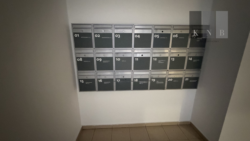 Prenájom samostatného kancelárskeho traktu 173,6 m² na Rožňavskej ulici v meste Bratislava