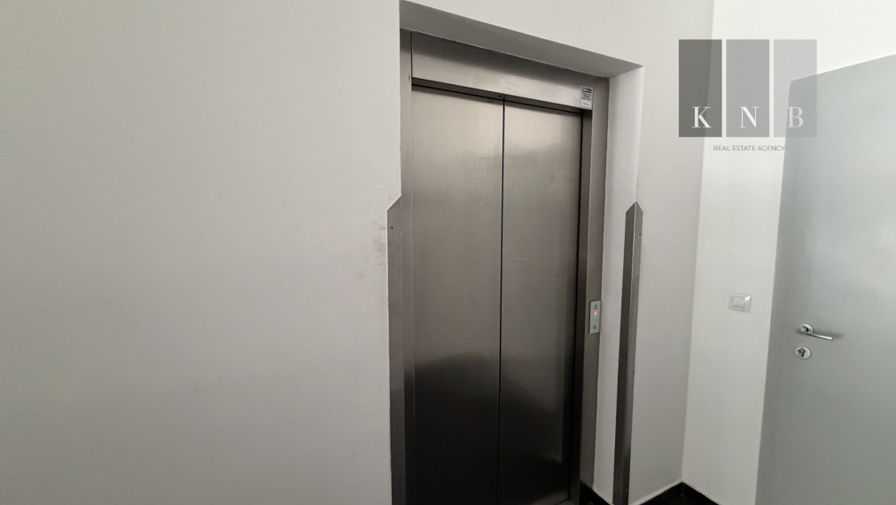Prenájom samostatného kancelárskeho traktu 173,6 m² na Rožňavskej ulici v meste Bratislava