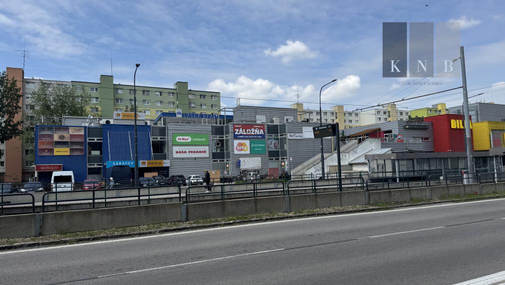 Prenájom obchodno-prevádzkového priestoru 594 m² v OD Saratov II v meste Bratislava, časti Dúbravka