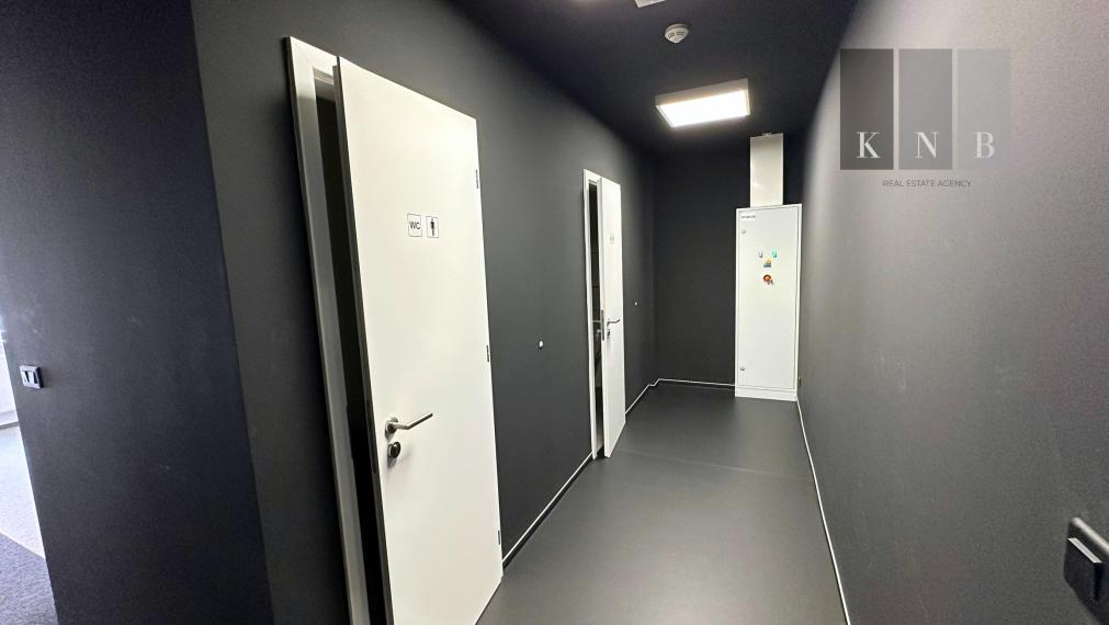 Prenájom obchodno-skladového priestoru 404 m² s modernými kanceláriami 128 m² – Bratislava, Bory
