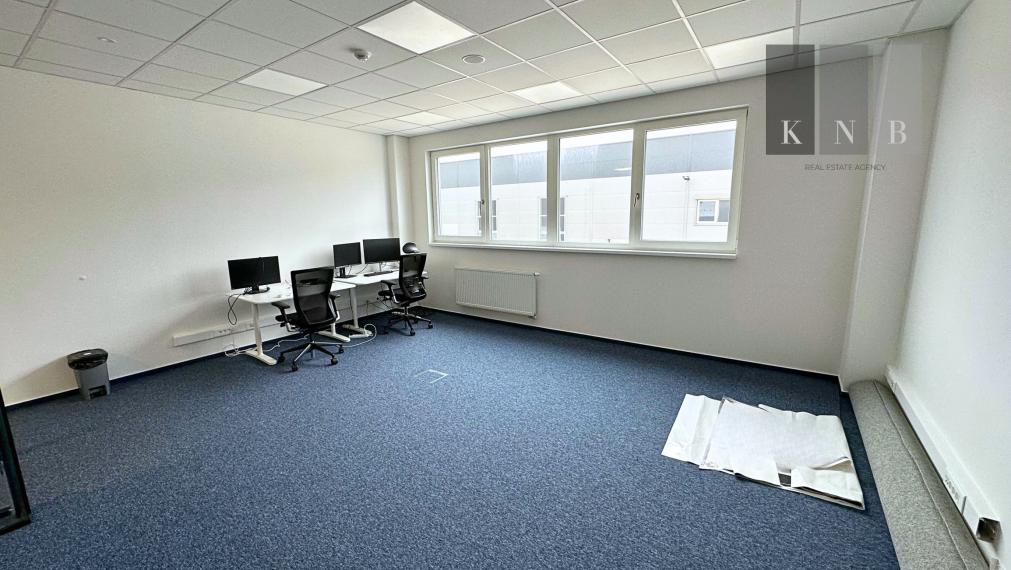 Prenájom obchodno-skladového priestoru 404 m² s modernými kanceláriami 128 m² – Bratislava, Bory