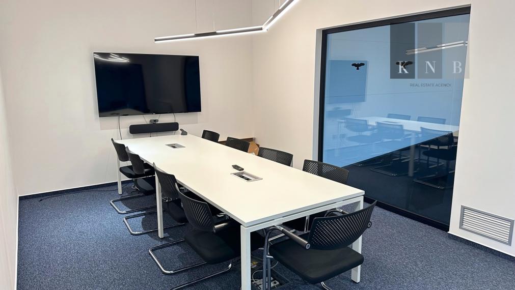 Prenájom obchodno-skladového priestoru 404 m² s modernými kanceláriami 128 m² – Bratislava, Bory
