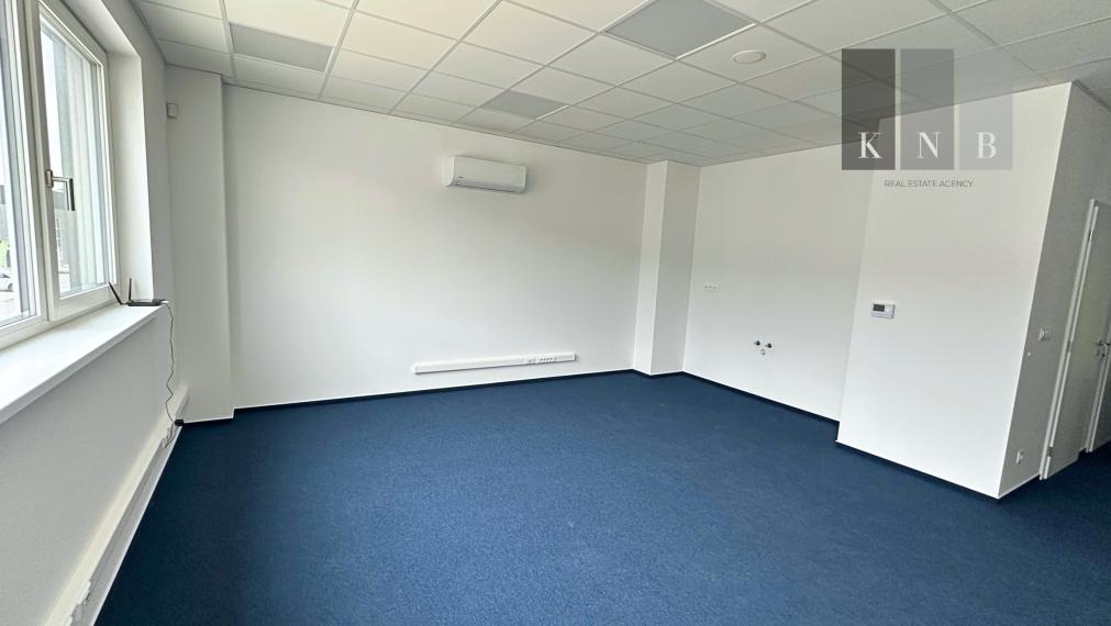 Prenájom obchodno-skladového priestoru 404 m² s modernými kanceláriami 128 m² – Bratislava, Bory