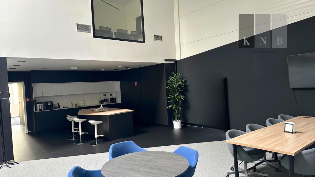 Prenájom obchodno-skladového priestoru 404 m² s modernými kanceláriami 128 m² – Bratislava, Bory