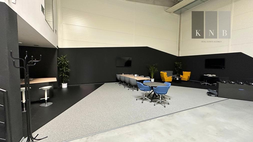 Prenájom obchodno-skladového priestoru 404 m² s modernými kanceláriami 128 m² – Bratislava, Bory