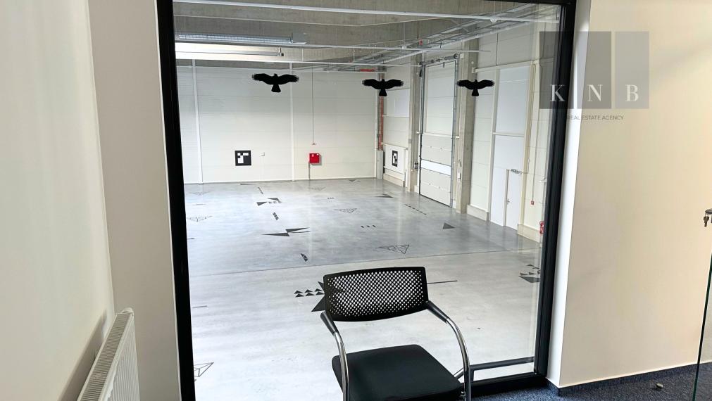 Prenájom obchodno-skladového priestoru 404 m² s modernými kanceláriami 128 m² – Bratislava, Bory