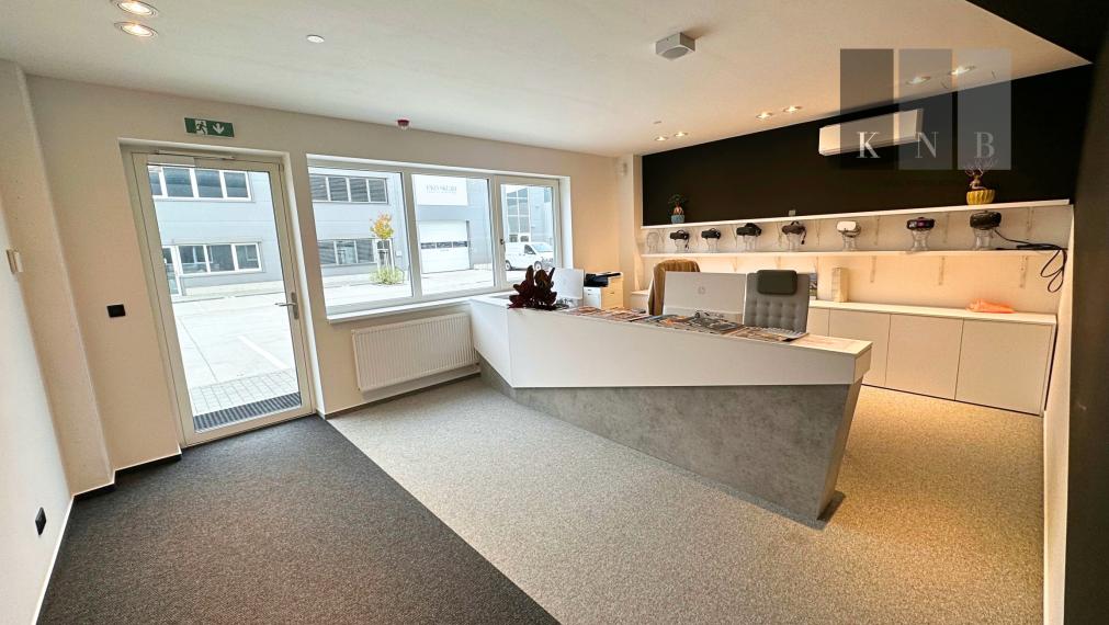 Prenájom obchodno-skladového priestoru 404 m² s modernými kanceláriami 128 m² – Bratislava, Bory