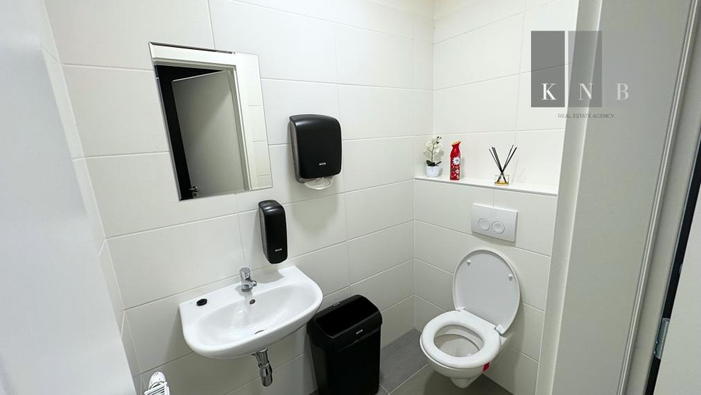 Prenájom obchodno-skladového priestoru 404 m² s modernými kanceláriami 128 m² – Bratislava, Bory