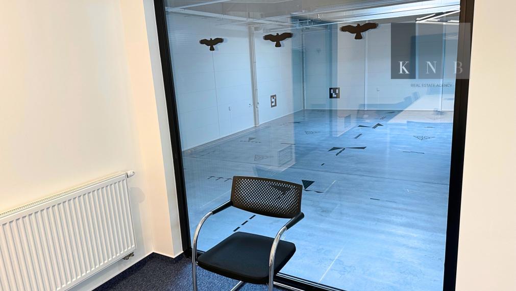 Prenájom obchodno-skladového priestoru 404 m² s modernými kanceláriami 128 m² – Bratislava, Bory