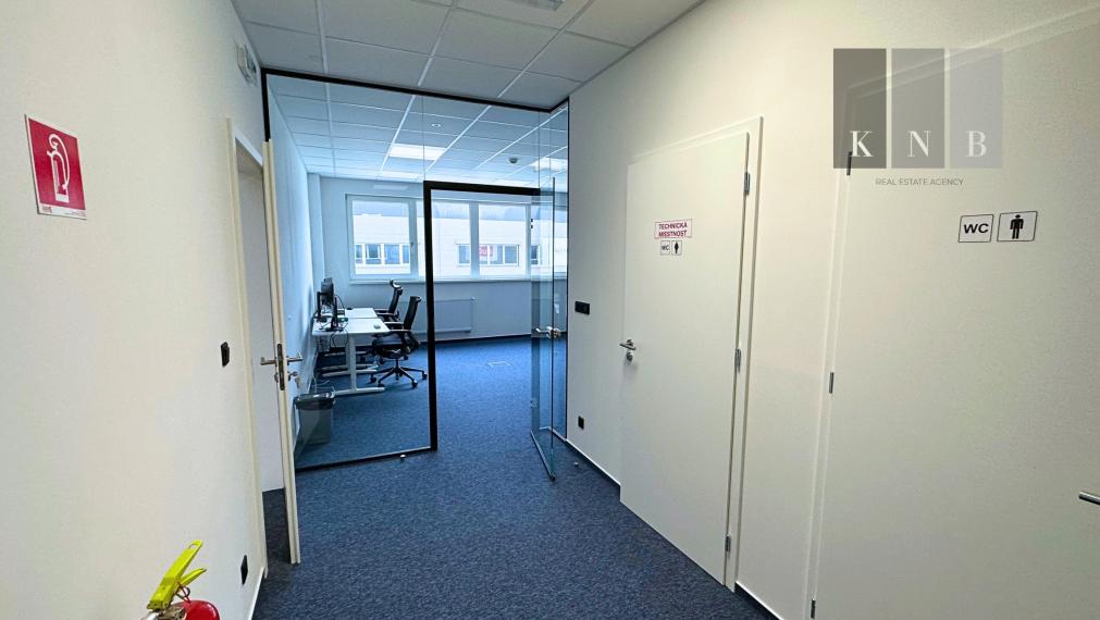 Prenájom obchodno-skladového priestoru 404 m² s modernými kanceláriami 128 m² – Bratislava, Bory