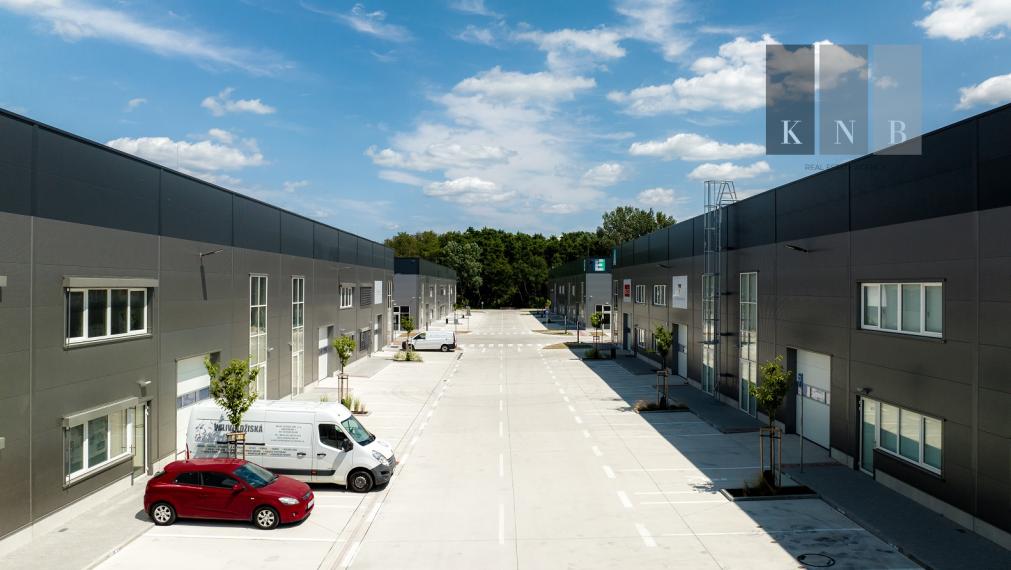 Prenájom obchodno-skladového priestoru 404 m² s modernými kanceláriami 128 m² – Bratislava, Bory