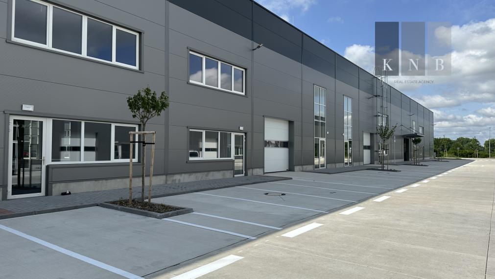 Prenájom obchodno-skladového priestoru 404 m² s modernými kanceláriami 128 m² – Bratislava, Bory