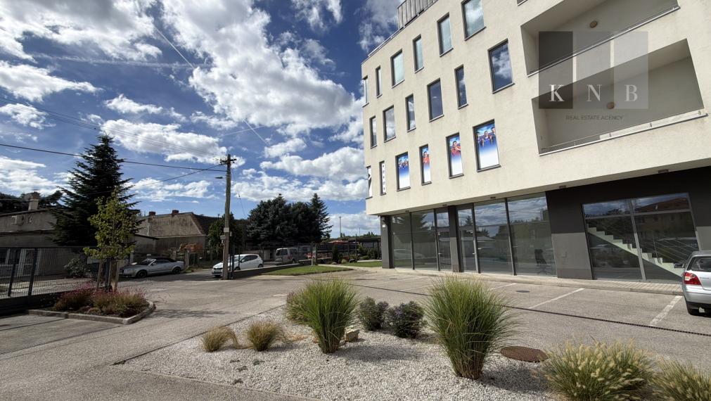 Prenájom moderného obchodného priestoru 98 m² pri Rožňavskej ulici – Bratislava, Nové Mesto